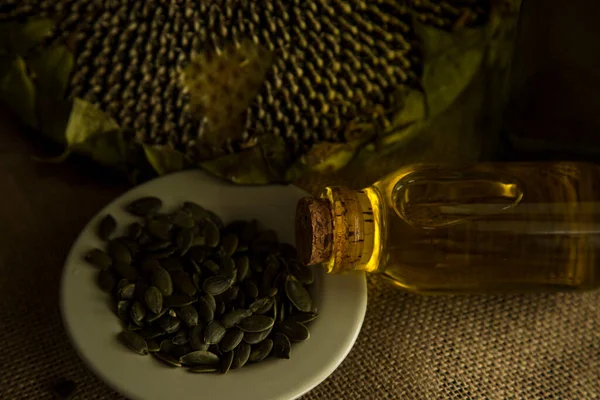 Zonnebloem Zonnebloempitten Zonnebloemolie Olieproductie Glazen Fles Zonnebloemolie Staat Tafel Dorp — Stockfoto