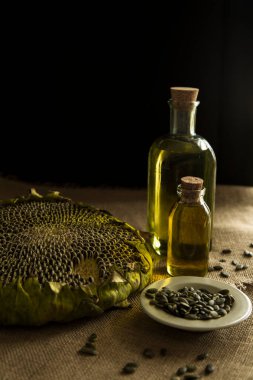 Ayçiçeği, ayçiçeği tohumu, ayçiçeği yağı, yağ üretimi, cam ayçiçeği yağı masanın üstünde, köy, ahşap zemin, bol masa örtüsü