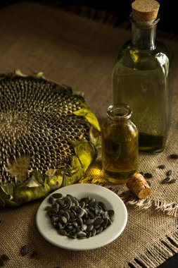 Ayçiçeği, ayçiçeği tohumu, ayçiçeği yağı, yağ üretimi, cam ayçiçeği yağı masanın üstünde, köy, ahşap zemin, bol masa örtüsü