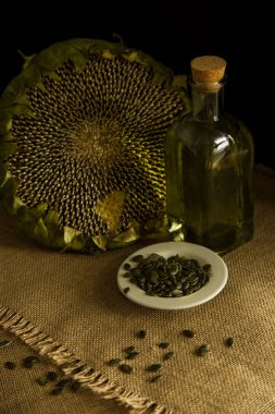 Ayçiçeği, ayçiçeği tohumu, ayçiçeği yağı, yağ üretimi, cam ayçiçeği yağı masanın üstünde, köy, ahşap zemin, bol masa örtüsü