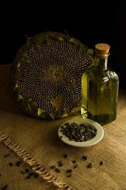 Ayçiçeği, ayçiçeği tohumu, ayçiçeği yağı, yağ üretimi, cam ayçiçeği yağı masanın üstünde, köy, ahşap zemin, bol masa örtüsü