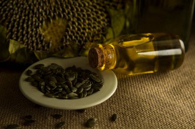 Ayçiçeği, ayçiçeği tohumu, ayçiçeği yağı, yağ üretimi, cam ayçiçeği yağı masanın üstünde, köy, ahşap zemin, bol masa örtüsü