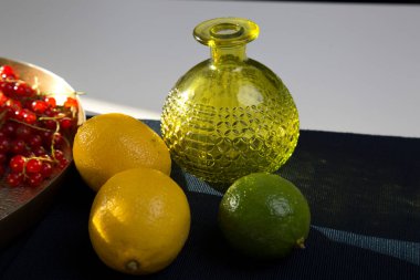 Böğürtlen, üzümler, üzümler, üzümler, limon, limon, portakal, kayısı. Mevsimlik yerel böğürtlen ve meyvelerin bir karışımı eski bir cam tabak ve bir altın antika tepside bulunur.