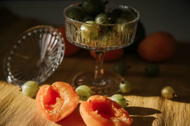 Böğürtlen, üzümler, üzümler, üzümler, limon, limon, portakal, kayısı. Mevsimlik yerel böğürtlen ve meyvelerin bir karışımı eski bir cam tabak ve bir altın antika tepside bulunur.