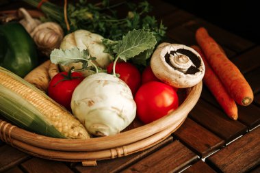 Market sepeti, sebzeli köy sepeti: mısır, mantar, şalgam, dereotu, domates, buryak, biber, sarımsak. Sağlıklı beslenmek için çeşitli mevsimlik sebzeler.