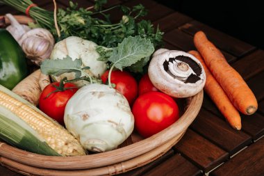 Market sepeti, sebzeli köy sepeti: mısır, mantar, şalgam, dereotu, domates, buryak, biber, sarımsak. Sağlıklı beslenmek için çeşitli mevsimlik sebzeler.