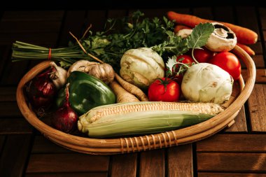 Market sepeti, sebzeli köy sepeti: mısır, mantar, şalgam, dereotu, domates, buryak, biber, sarımsak. Sağlıklı beslenmek için çeşitli mevsimlik sebzeler.