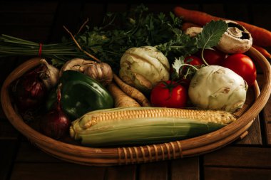 Market sepeti, sebzeli köy sepeti: mısır, mantar, şalgam, dereotu, domates, buryak, biber, sarımsak. Sağlıklı beslenmek için çeşitli mevsimlik sebzeler.
