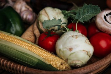 Market sepeti, sebzeli köy sepeti: mısır, mantar, şalgam, dereotu, domates, buryak, biber, sarımsak. Sağlıklı beslenmek için çeşitli mevsimlik sebzeler.