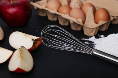 Elmalı turta malzemeleri mutfak masasında: yumurta, un, çırpı, elma, malzeme, ürün