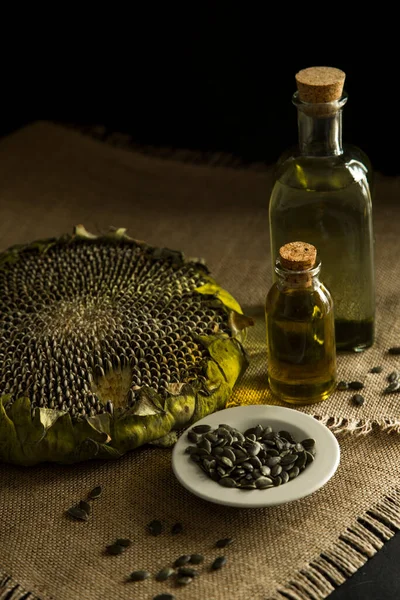 Ayçiçeği, ayçiçeği tohumu, ayçiçeği yağı, yağ üretimi, cam ayçiçeği yağı masanın üstünde, köy, ahşap zemin, bol masa örtüsü