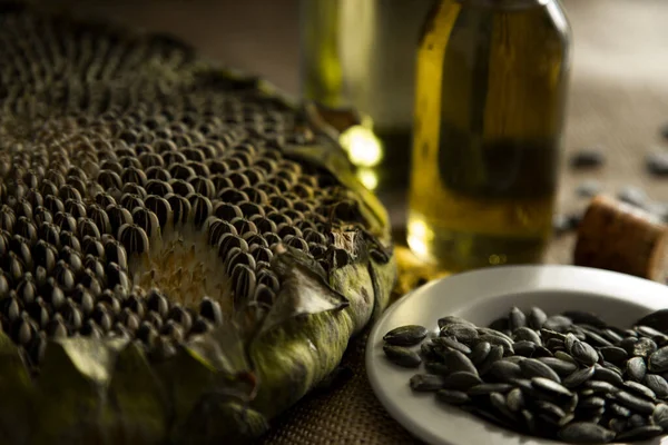 Zonnebloem Zonnebloempitten Zonnebloemolie Olieproductie Glazen Fles Zonnebloemolie Staat Tafel Dorp — Stockfoto