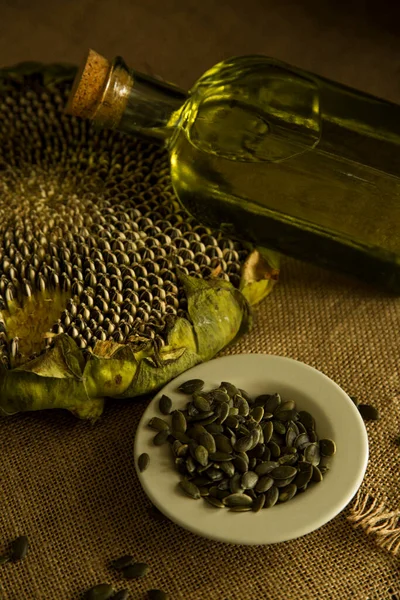 Zonnebloem Zonnebloempitten Zonnebloemolie Olieproductie Glazen Fles Zonnebloemolie Staat Tafel Dorp — Stockfoto