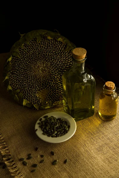 Zonnebloem Zonnebloempitten Zonnebloemolie Olieproductie Glazen Fles Zonnebloemolie Staat Tafel Dorp — Stockfoto