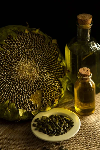 Zonnebloem Zonnebloempitten Zonnebloemolie Olieproductie Glazen Fles Zonnebloemolie Staat Tafel Dorp — Stockfoto