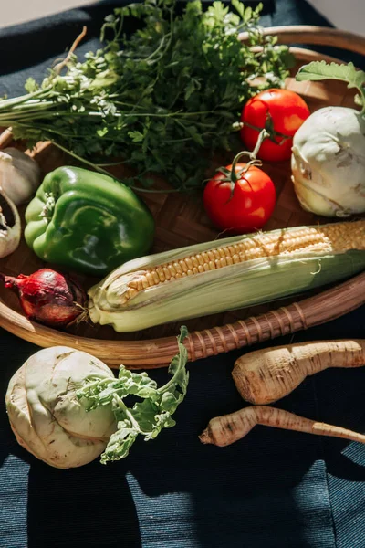 Cesta Comestibles Cesta Rústica Con Verduras Maíz Champiñones Nabos Eneldo — Foto de Stock