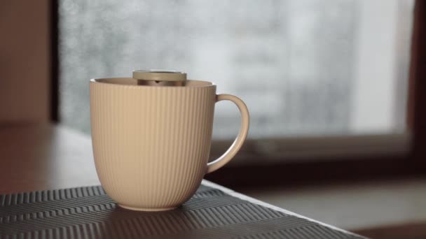 Preparando Una Taza Durante Lluvia Fuera Ventana Tiempo Acogedor Casa — Vídeos de Stock