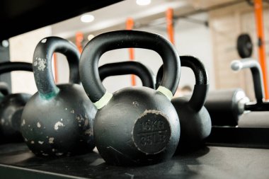 15 kg ağırlığındaki siyah çaydanlıklar spor salonunda doğal foto yaşam tarzı sporları yapan insanlar olmadan duruyor.