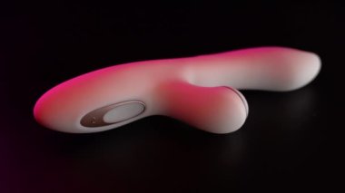 Siyah arkaplanda beyaz vibratör izole