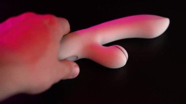 Eller siyah arkaplanda izole edilmiş beyaz vibratörü alır