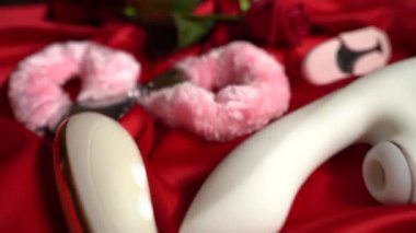 Renkli arka plan ya da kumaş üzerindeki kızlar için seks oyuncakları