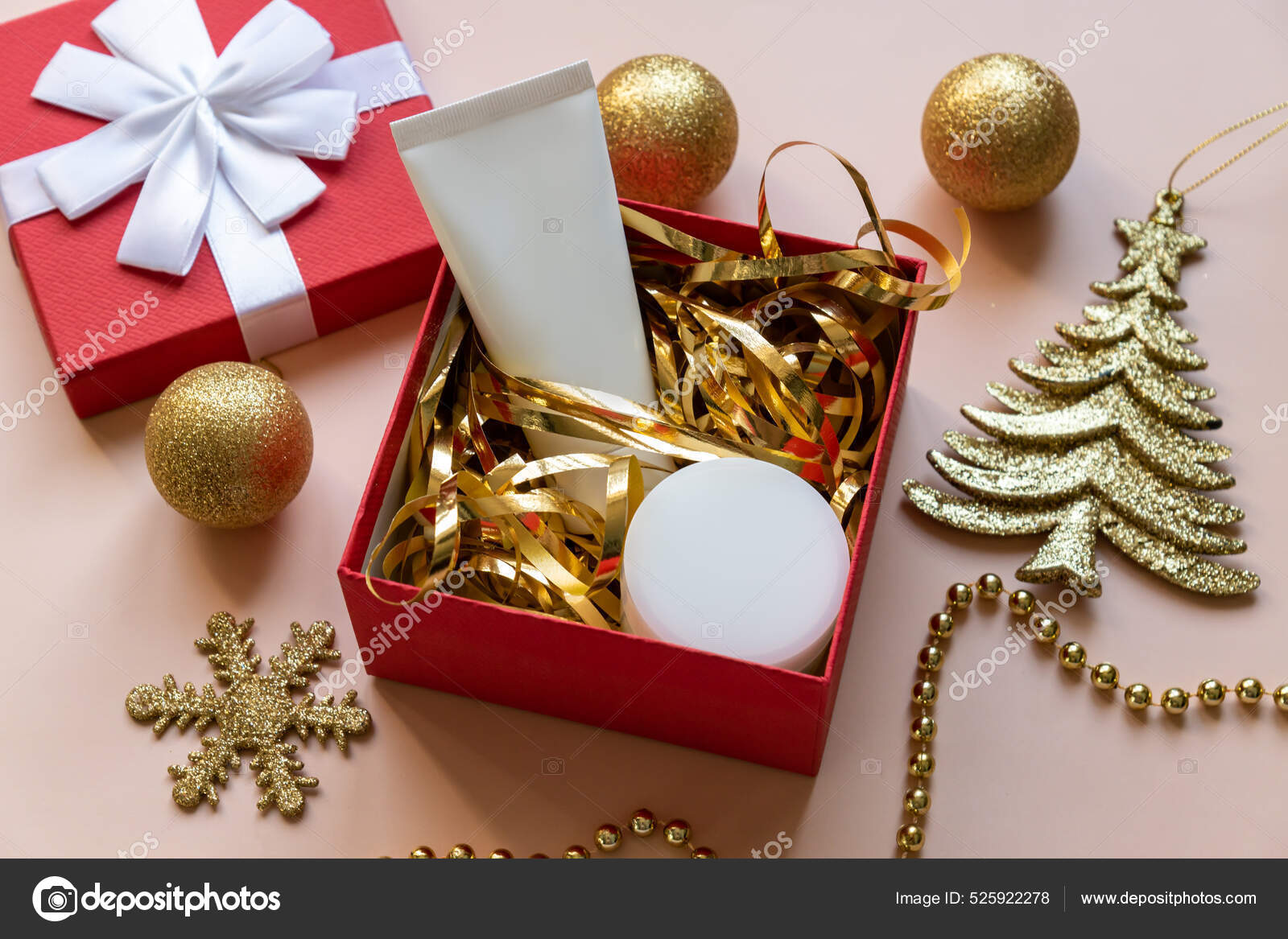 Presente Natal Com Produtos Cosméticos Beleza Decoração Uma Caixa Presente  fotos, imagens de © IKvyatkovskaya #525922278