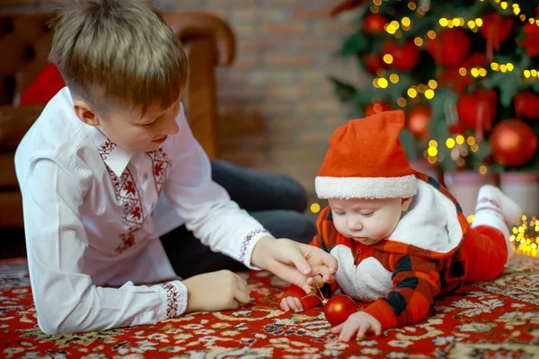 Brother Little Sister Dressed Santa Claus New Year Tree Family — Stock Photo, Image