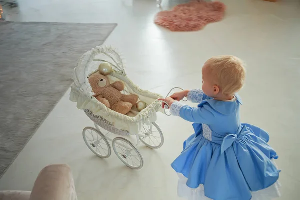 Baby Meisje Draagt Leuke Jurk Hoofdband Draagt Kinderwagen Feestelijk Ingerichte — Stockfoto
