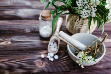 Su toplamış sarı kabuklu Valerian tabletleri. Hafif yatıştırıcı ve hipnotize edici. Uykusuzluk, endişe, stres ve iştahın artması için doğal tedavi