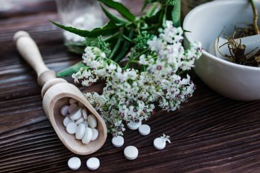 Su toplamış sarı kabuklu Valerian tabletleri. Hafif yatıştırıcı ve hipnotize edici. Uykusuzluk, endişe, stres ve iştahın artması için doğal tedavi