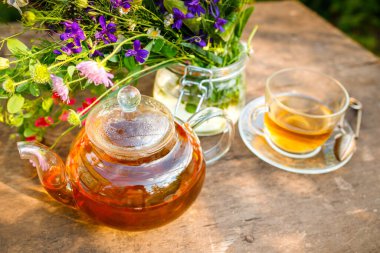 Cam çaydanlıkta sağlıklı bitkisel çay ve tahta tahtada şifalı bitkiler. - Evet. Beden eğitimi. Bitkisel ilaçlar