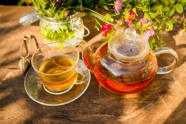 Cam çaydanlıkta sağlıklı bitkisel çay ve tahta tahtada şifalı bitkiler. - Evet. Beden eğitimi. Bitkisel ilaçlar