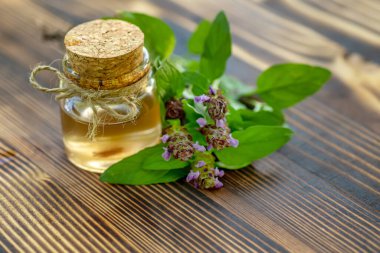 Prunella vulgaris, kendini iyileştirme, marangozun mor çiçek tentürü kurumaya, çay ve aşılamaya hazır. Kozmetik ve alternatif tıpta kullanmak için kullanışlı bir bitki.