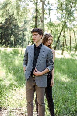 Kız, adamın arkasına saklandı. Bir adam tarafından korunan bir kavram..