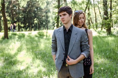 Kız, adamın arkasına saklandı. Bir adam tarafından korunan bir kavram..