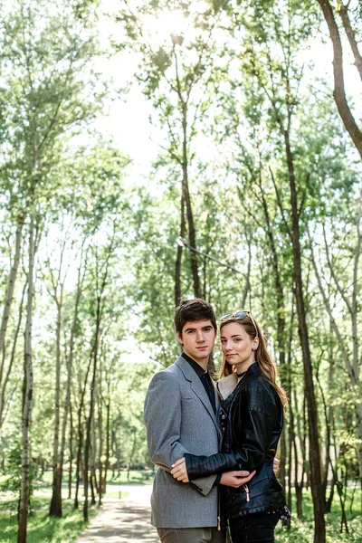 Una Coppia Innamorata Abbraccia Sullo Sfondo Parco Primaverile San Valentino — Foto Stock