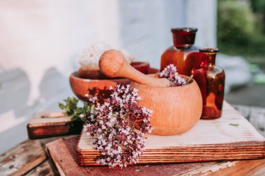 Oregano, Origanum vulgare 'nin çiçeklerini çiçek açtığı andan itibaren topla ve kurutmaya başla. Tatlı Marjoram 'ın çıkarılması ve temiz şişede eritilmesi. Alternatif tıp Bitkisel konsept