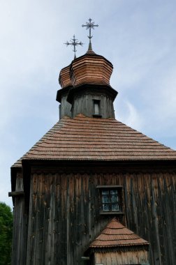Pirogovo ve Ukrayna 'nın parkındaki antik ahşap kilise.