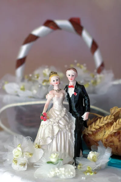 Cima Della Torta Nuziale Con Sposa Sposo Che Tengono Mano — Foto Stock