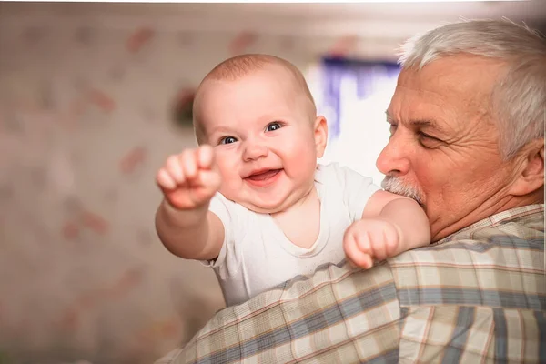 Niña Brazos Anciano Levantó Mano Celebra Victoria Sobre Coronavirus Abuelo — Foto de Stock