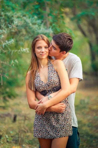 Man Liefde Zoent Zijn Meesteres Knuffelen Haar Van Achteren — Stockfoto