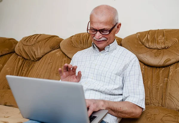 Cheerful Old Man 50S Rests Comfortable Sofa Communicates Relatives Laptop — Stock Photo, Image