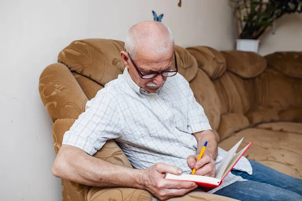 Elderly Man Takes Notes Notebook Paying Bills Pensioner Does Bookkeeping — Stock Photo, Image