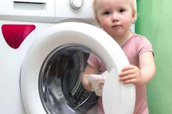 Νήπιο Καθαρισμού Mashine Πλυσίματος Μικρό Κορίτσι Καθαρίζει Την Ανοιχτή Πόρτα — Φωτογραφία Αρχείου