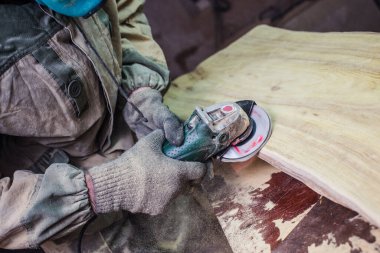 Köşeli taşlama tezgahı ahşaptan işçi biler