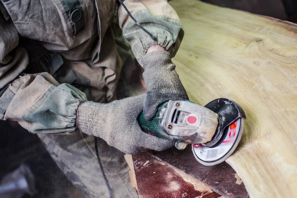 Uomo Falegname Mulini Pezzo Legno Una Rettificatrice Nella Sua Officina — Foto Stock