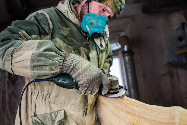 Tischler Fräst Das Holzstück Mit Einer Schleifmaschine Seiner Heimischen Werkstatt — Stockfoto