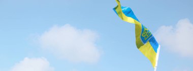 Ukrayna bayrağı taşıyan kız. Ukrayna 'nın mavi sarı bayrağı Bağımsızlık Günü' nde ve Bayrak Günü 'nde çocuğun ellerinde arma paltoyla