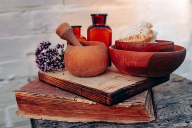 Oregano, Origanum vulgare 'nin çiçeklerini çiçek açtığı andan itibaren topla ve kurutmaya başla. Tatlı Marjoram 'ın çıkarılması ve temiz şişede eritilmesi. Alternatif tıp Bitkisel konsept