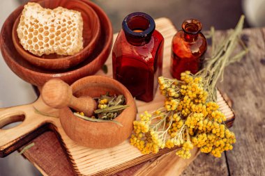 Immortelle, Curry Plant, Herb of St. John, Immortelle ve botanik olarak, havanda kurutulmuş Helichrysum arenaryumu. Ve bal peteğinde bal. Eczaneden ekolojik doğal kozmetik malzemeleri..